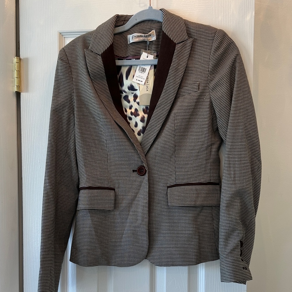 Stylish Houndstooth Blazer with Brown Accents